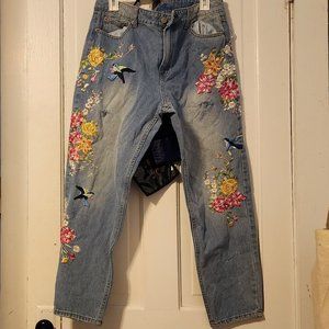 Embroidered Capri jeans